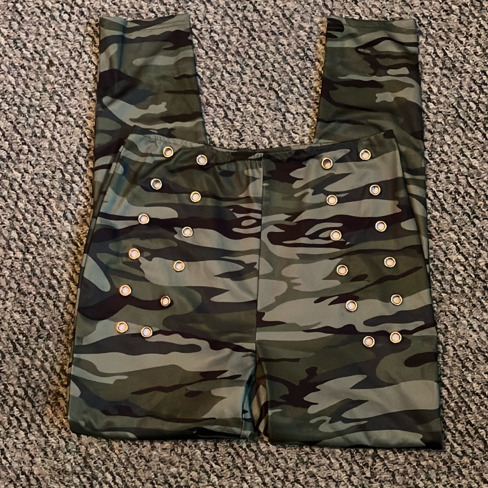 Green Camouflage Leggings with Woodland Pattern